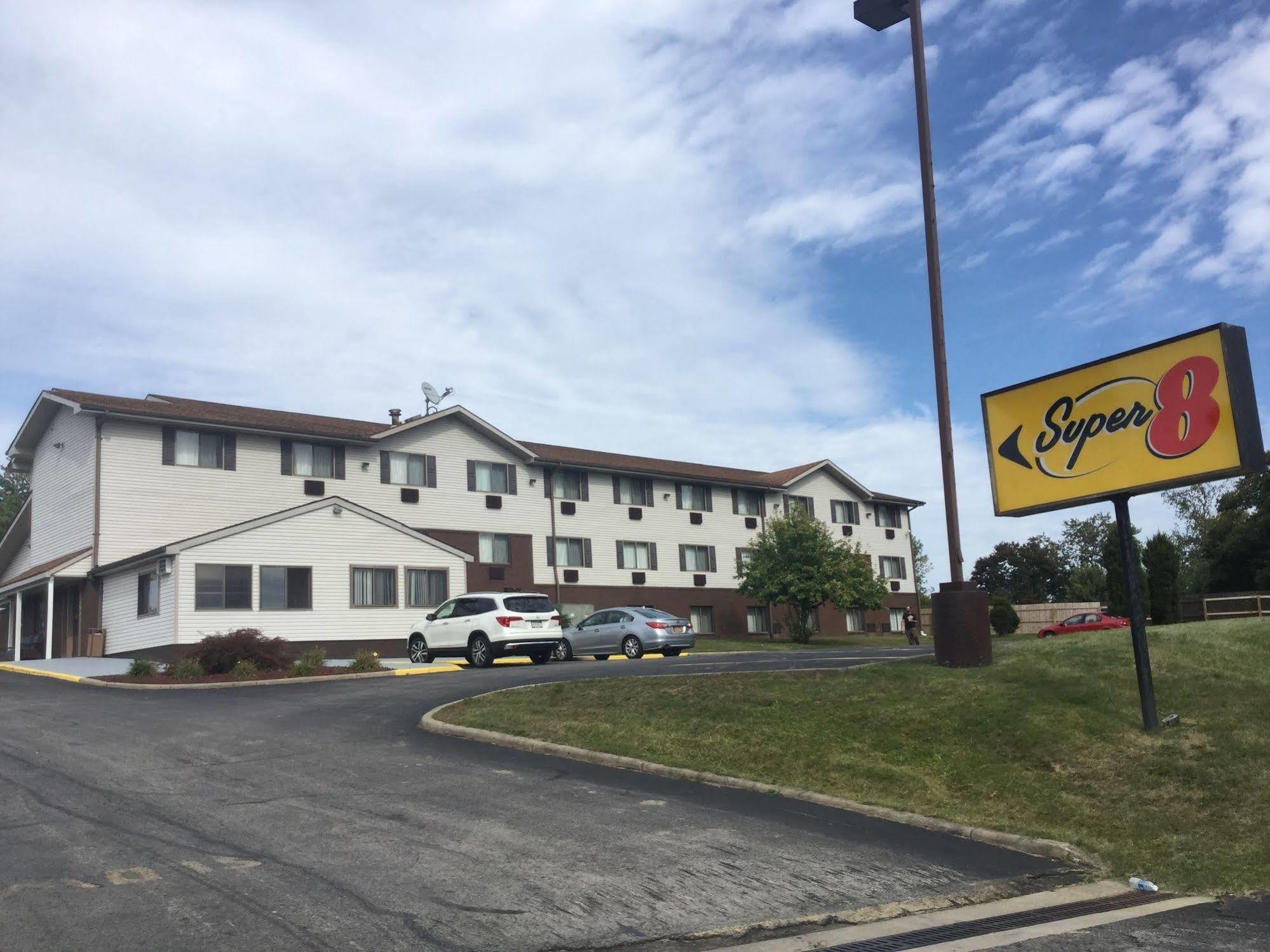 Super 8 By Wyndham New Castle Hotel Exterior photo